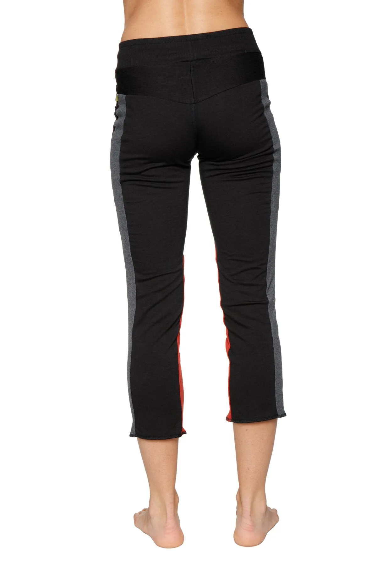4/5 Length Zipper Pocket Capri Yoga Pant (Black w/Charcoal & Red)