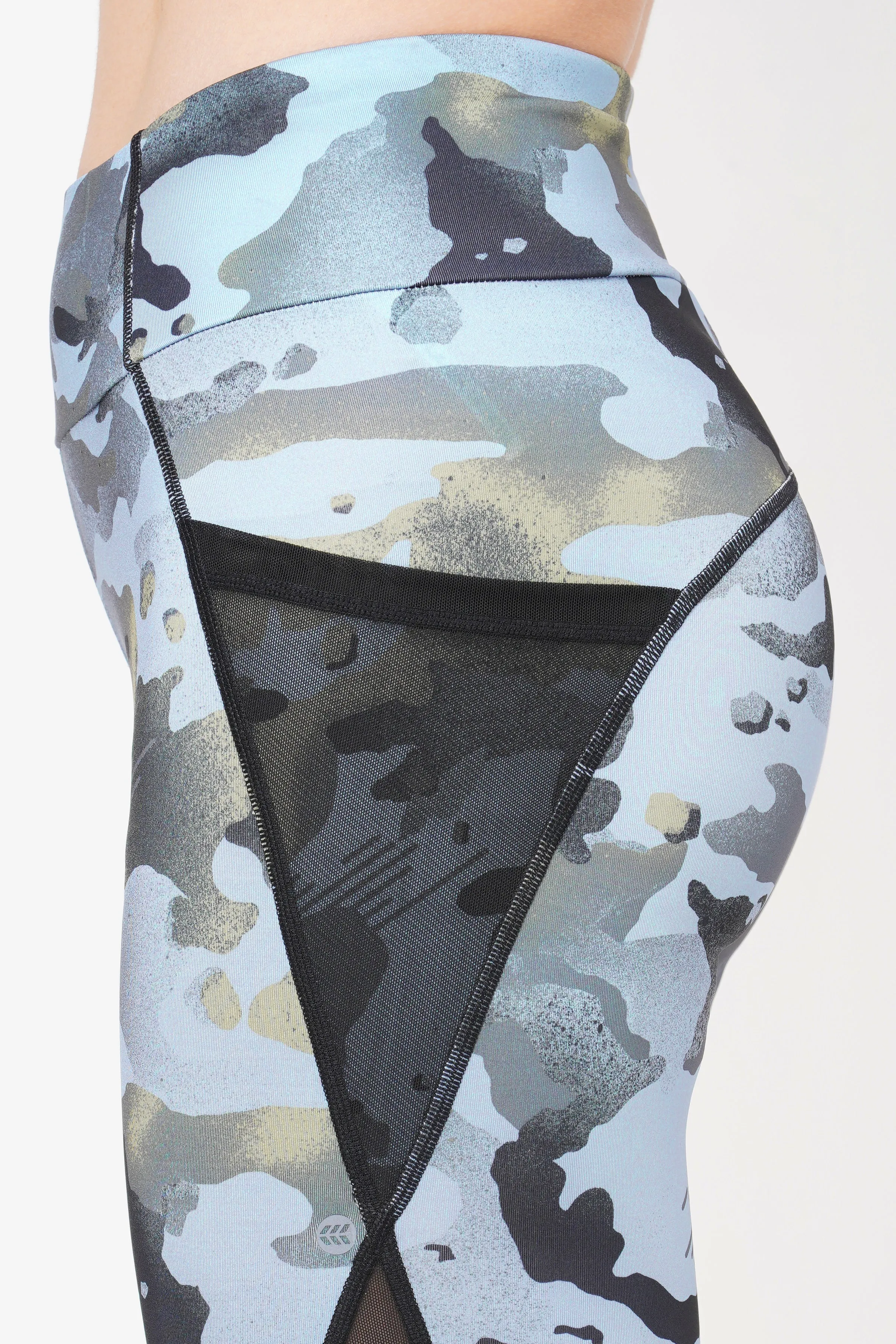 JUST-DRY 3/4 CAMO PRINTED MESH WORKOUT TIGHTS